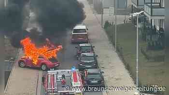 VW Beetle brennt in Fallersleben nieder - Feuerwehreinsatz