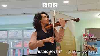 Acclaimed solo violinist plays at Dorset Hospital