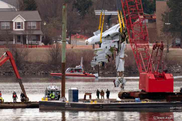 Salvage crews remove large portion of commercial jet from river after deadly air collision near DC