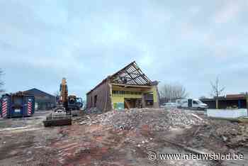 Daar gaat een stukje Adegemse geschiedenis: 152 jaar oude school tegen de vlakte