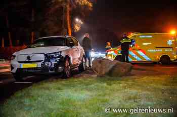 Auto knalt hard tegen rotsblok, veel schade