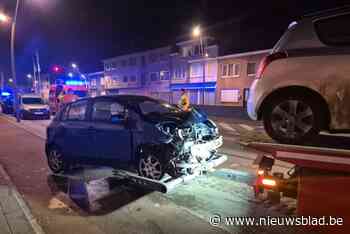 Eerst een fietser aangereden, nog geen uur later knalt een leerling-chauffeur op geparkeerde wagens: twee ongevallen op een avond in dezelfde straat