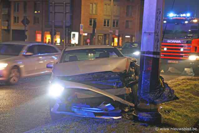 Lange file nadat auto botst met middeneiland en verlichtingspaal