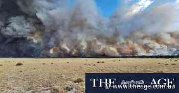 Grampians residents warned to evacuate, cool change brings city relief