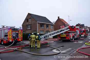 Dakwerker redt man uit woningbrand: twee slachtoffers naar ziekenhuis