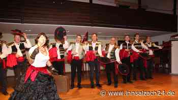 Tanzende Väter in Frauenkleidern: „Mühlbachtauben“ gehören zum Fasching wie der Inn zu Mühldorf