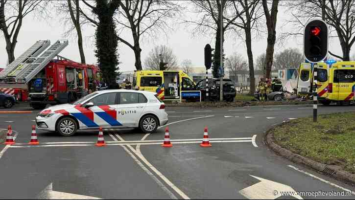 Almere - Gewonden bij ernstig ongeluk op Grote Vaartweg in Almere Buiten