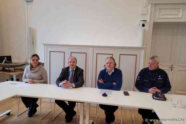 Na klacht over seksueel grensoverschrijdend gedrag volgden hevig protest en vandalisme in en rond de school: “Schoolpoorten blijven ook woensdag dicht, oproep tot kalmte”