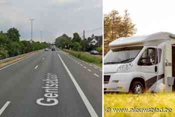 Automobilist (55) verliest de controle over zijn stuur en botst tegen mobilhome