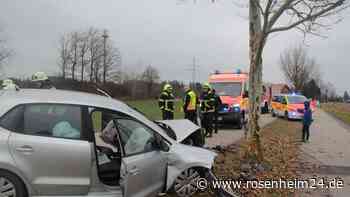 Einheimischer (82) kracht in Baierbach mit Auto gegen Baum