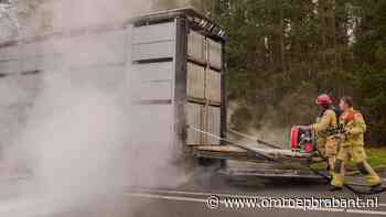 Veewagen met varkens vliegt in brand