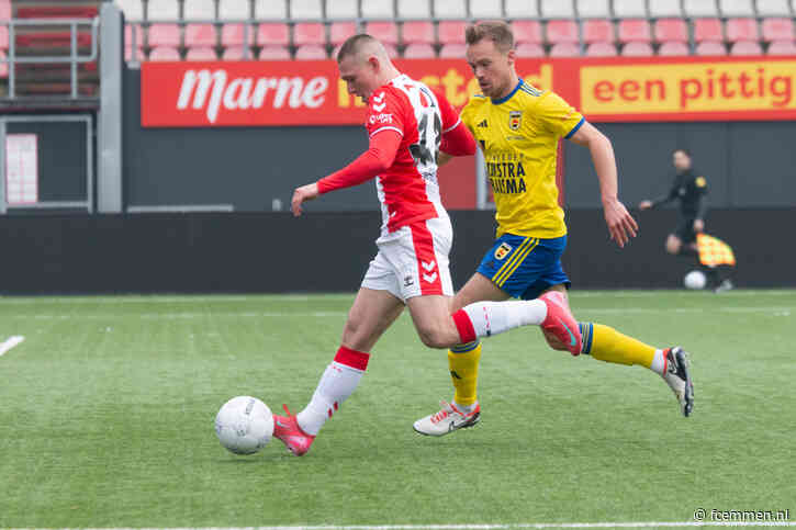 Veel spelers in actie tijdens oefenwedstrijd tegen Cambuur