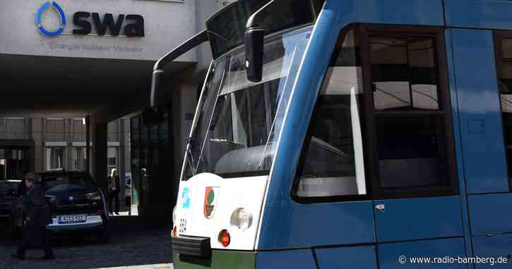Jugendliche fahren außen an Straßenbahn mit