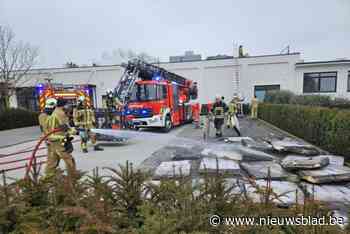 Isolatiemateriaal vat vuur tijdens dakwerken bij textielbedrijf