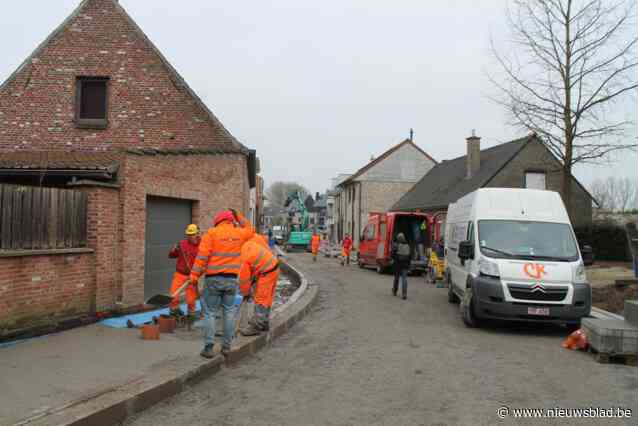 Grote wegenwerken in dorpscentrum ondervinden amper hinder van regenweer: “Chapeau voor die werklui”