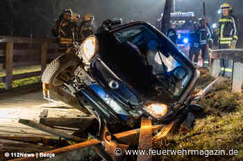 Smart prallt gegen Brückengeländer