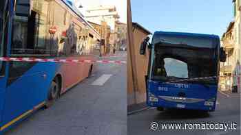 Autobus Cotral sprofonda in una voragine, chiusa la strada