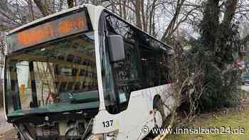 Linienbus rollt in Bayern ohne Fahrer los - zwei Verletzte