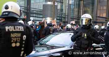 Bundestagswahl live: Demonstranten blockieren Ausfahrt nach Uniklinik-Besuch von Merz