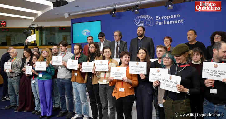 Ddl Sicurezza, la protesta al Parlamento Ue. Amnesty denuncia: “In Italia non sarà più possibile scendere in piazza per i propri diritti”