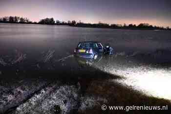 Auto raakt van dijk en belandt in water