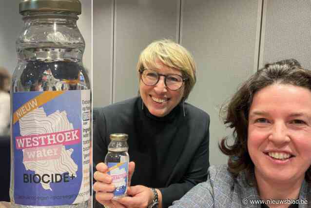 “Nu met tot tien keer meer schimmeldodende stoffen”: Groen klaagt met ‘ludieke’ flesjes kwaliteit van drinkwater aan op gemeenteraad en bij ministers