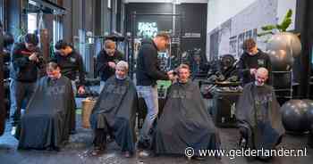 Een van de daklozen in zijn stoel is een oude bekende, ontdekt kapper Marc: ‘Ik schrok’