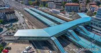 Nachhaltig und auffällig: Fußgängerbrücke mit blauen Polycarbonat-Paneelen von Rodeca