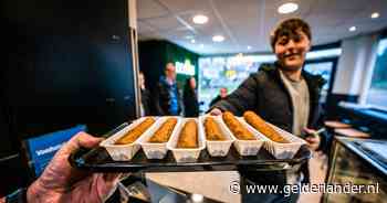 Arnhemse snackbar verkoopt frikandel­len voor 89 cent als protest tegen steeds duurdere boodschap­pen