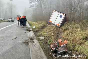 Vrachtwagen belandt in struikgewas na klapband