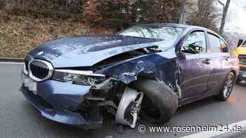 Unfall bei Unterreit fordert zwei Verletzte – Skoda schleudert auf Wiese