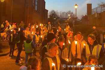 Vormelingen brengen met fakkeltocht boodschap van hoop en vrede naar bewoners Bethanië