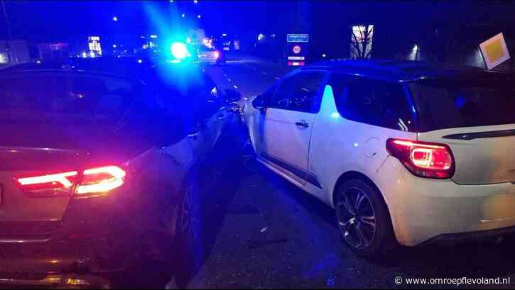 Almere - Automobiliste ziet zwaailicht over het hoofd en rijdt tegen politieauto