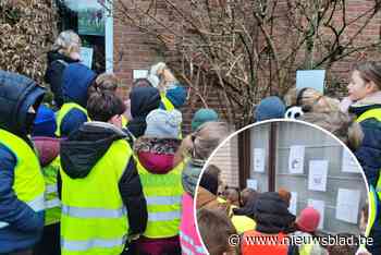 Leerlingen basisschool De Appelboom stippelen gedichtenwandeling uit in Branst