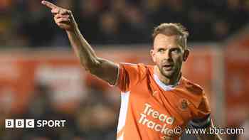 Mansfield sign forwards Rhodes and Vickers on loan