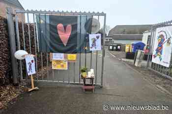 Leerlingen De Mozaïek spelden rouwlintjes op voor overleden Paolo