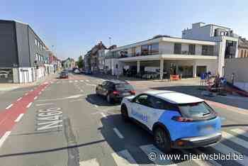 Bromfietsster knalt tegen openzwaaiend portier en moet lichtgewond naar ziekenhuis