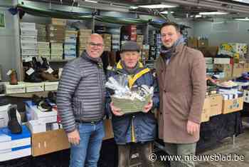 Camille (90) verkoopt al 67 jaar lang schoenen op de markt: “Wij verwennen uw voeten, dat is onze stiel”