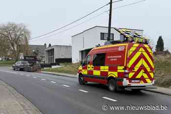Vrouw verliest controle over stuur: veel materiële schade