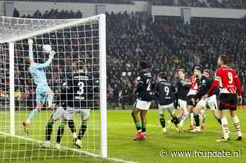 Meegereisde fans van Feyenoord schelden een speler van PSV uit