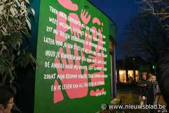 Poëzieweek afgerond met muurhoog dorpsgedicht van Kevin Amse: “Hierin zitten de gevoelens van de mensen zelf”