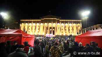 Georgiens Parlament schrumpft: Reihenweise Abgeordnete geben ihre Mandate zurück