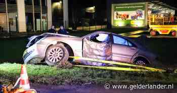 Auto belandt in sloot na botsing met boom in, bestuurder spoorloos