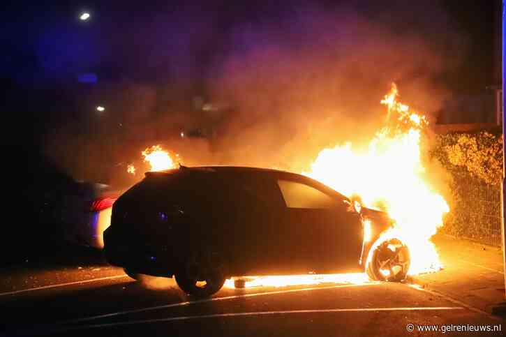 Geparkeerde auto’s uitgebrand, politie bekijkt camerabeelden