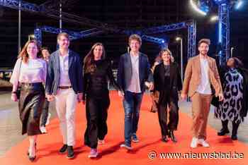 Klaas Backers flaneert over rode loper Filmestival Oostende voor première ‘Peak of Friendship’