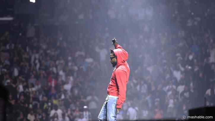 Who will Kendrick Lamar bring out as special guests during his Super Bowl Halftime performance?