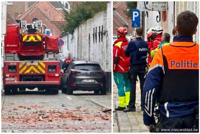 Jongeman (22) bekogelt urenlang passanten en hulpdiensten met dakpannen vanop dak: “Zou met psychiatrische problemen kampen”