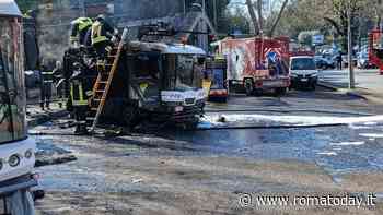 Incendio a Roma, brucia spazzatrice Ama e si alza colonna di fumo nero