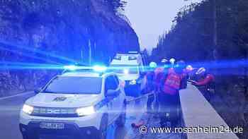 Urlauber sitzen im Steilhang zwischen Weißbachschlucht und Deutscher Alpenstraße fest