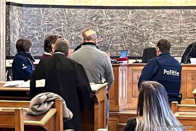 Vorige week kreeg Neil (57) nog levenslang voor dubbele moord, nu staat hij terecht voor slagen aan cipier: “Ik wil niet boeten voor wat ik niet gedaan heb”